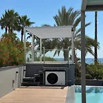 Beachfront 7 Bdr Μαζωτός