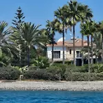 Beachfront 7 Bdr