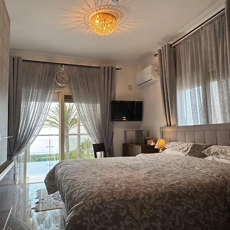 7 Bdr With Heated Pool & Mazotos